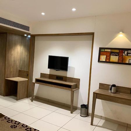 Hotel Regency Surat Dış mekan fotoğraf
