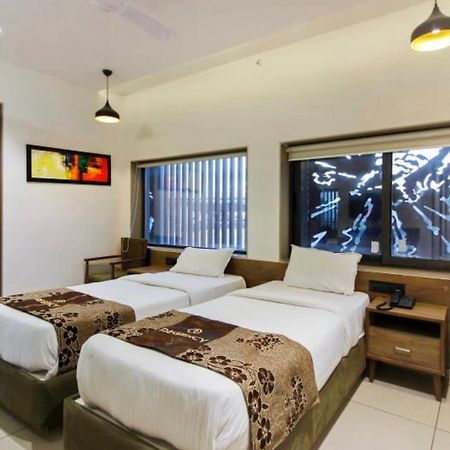 Hotel Regency Surat Dış mekan fotoğraf