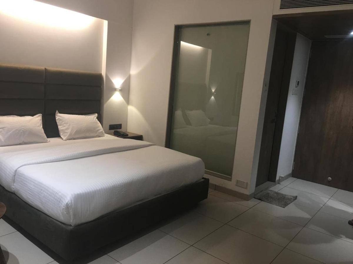 Hotel Regency Surat Dış mekan fotoğraf