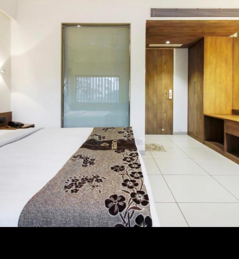 Hotel Regency Surat Dış mekan fotoğraf