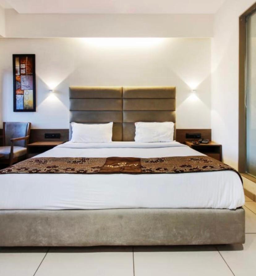 Hotel Regency Surat Dış mekan fotoğraf