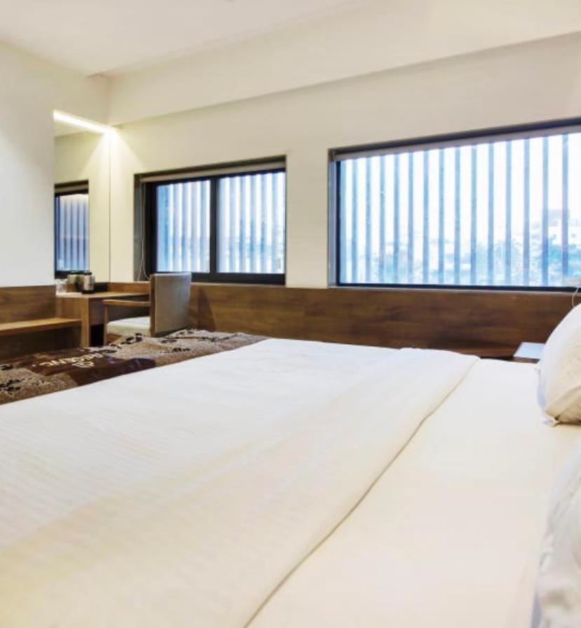 Hotel Regency Surat Dış mekan fotoğraf
