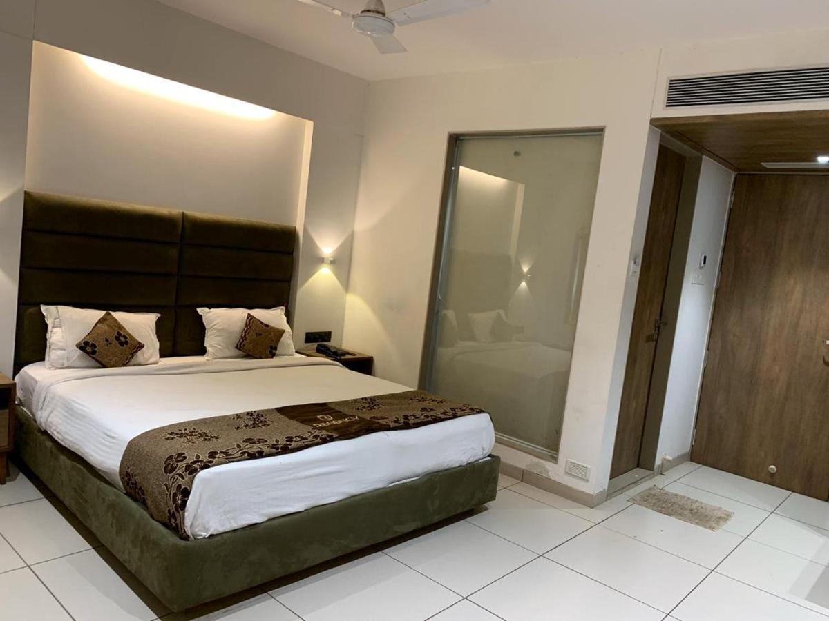 Hotel Regency Surat Dış mekan fotoğraf