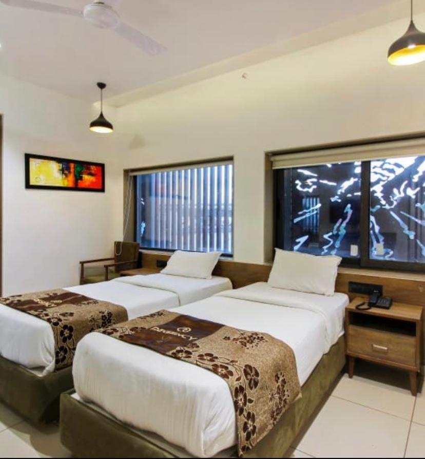 Hotel Regency Surat Dış mekan fotoğraf