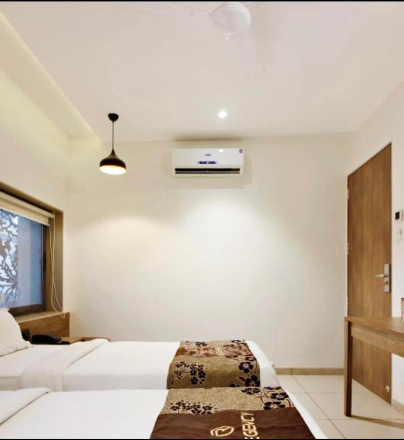 Hotel Regency Surat Dış mekan fotoğraf
