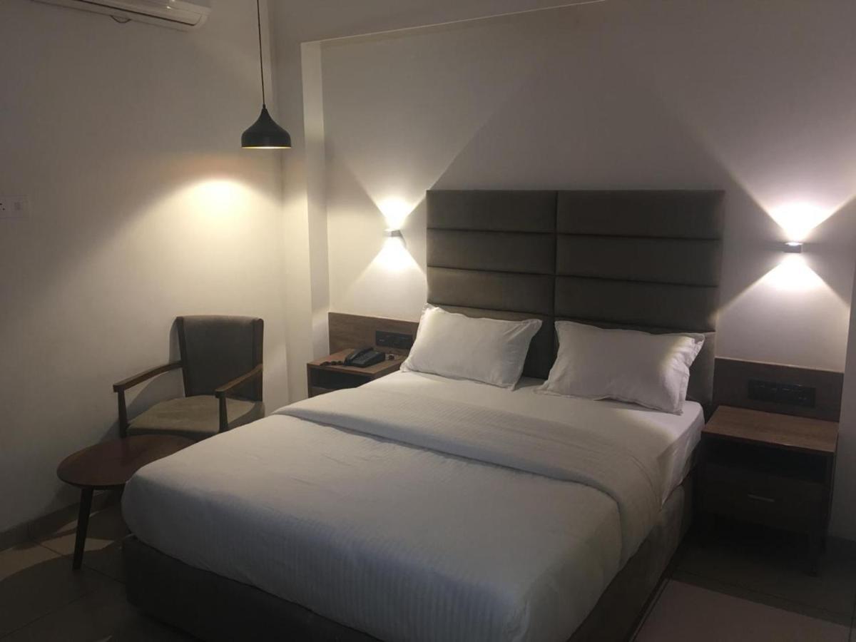 Hotel Regency Surat Dış mekan fotoğraf